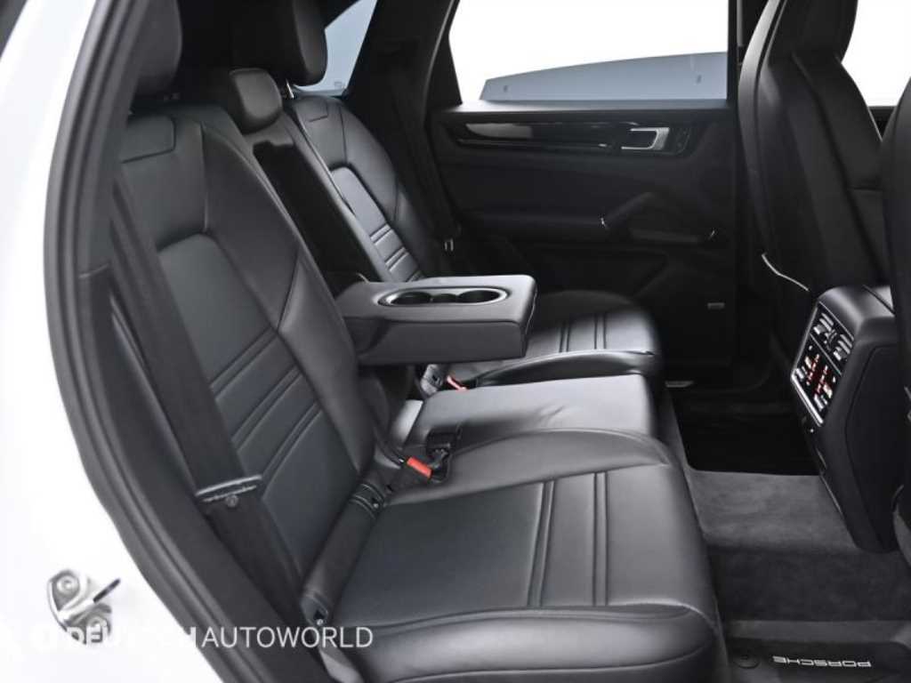 Porsche Cayenne — photo 12