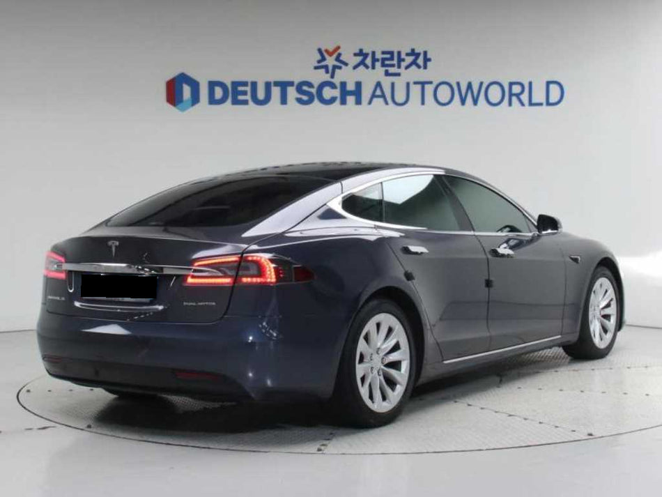 Tesla Model S — photo 02