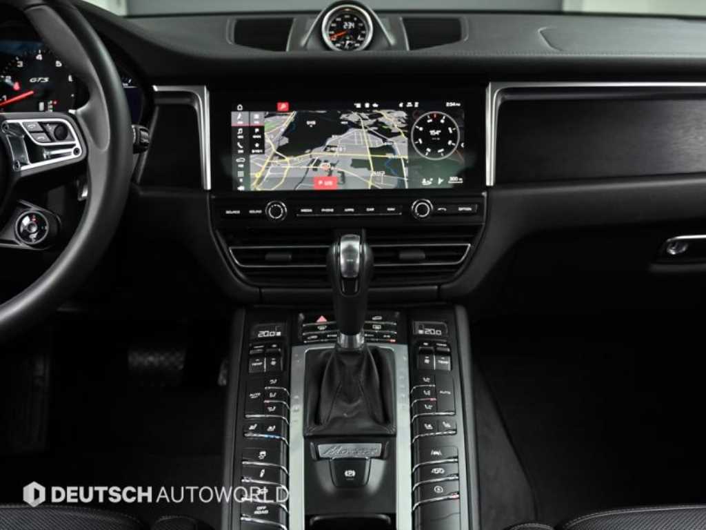 Porsche Macan — photo 08