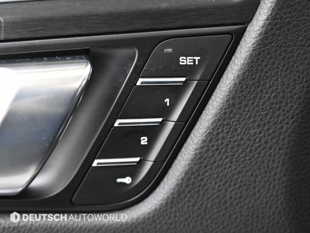 Porsche Macan — photo 16
