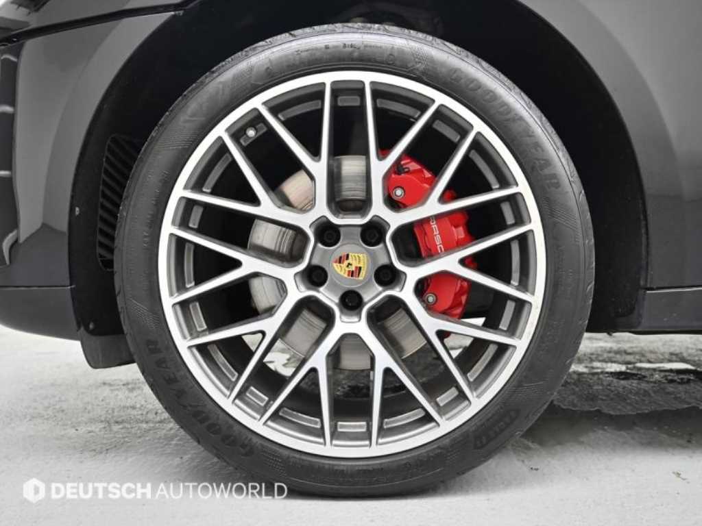 Porsche Macan — photo 20