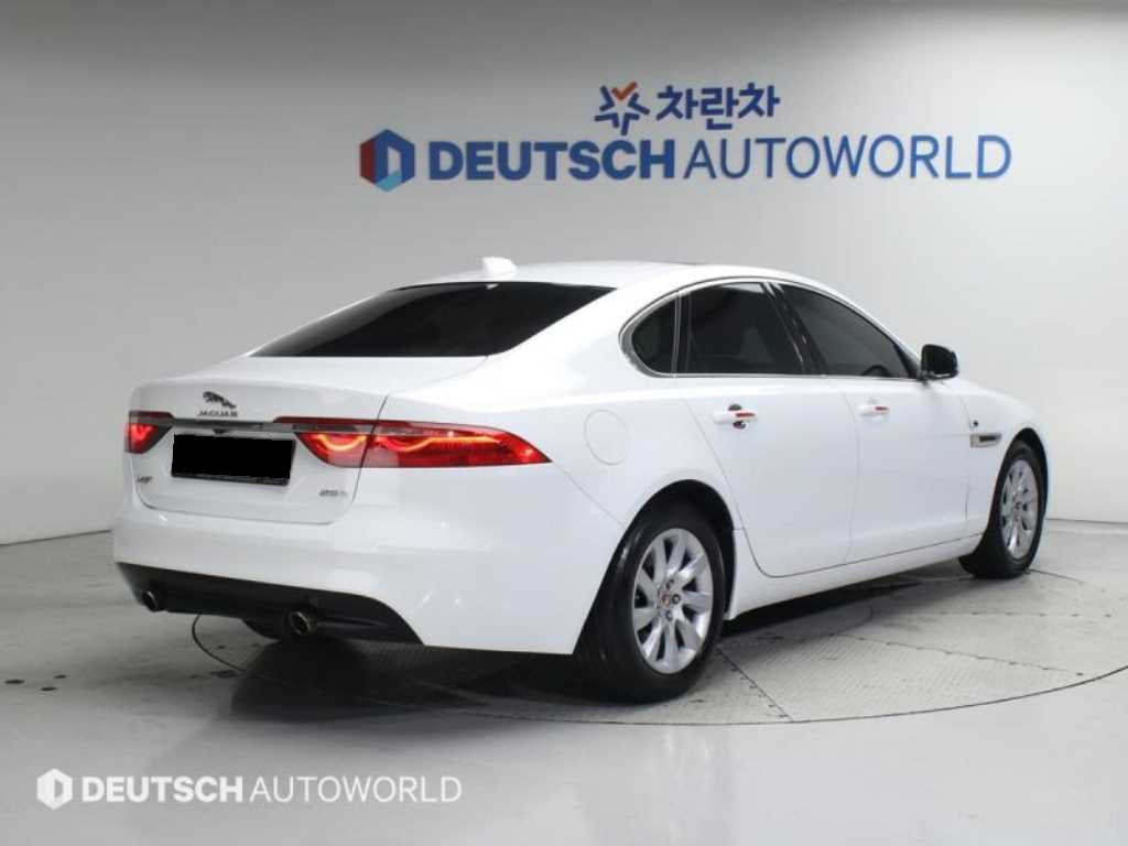 Jaguar XF — photo 02