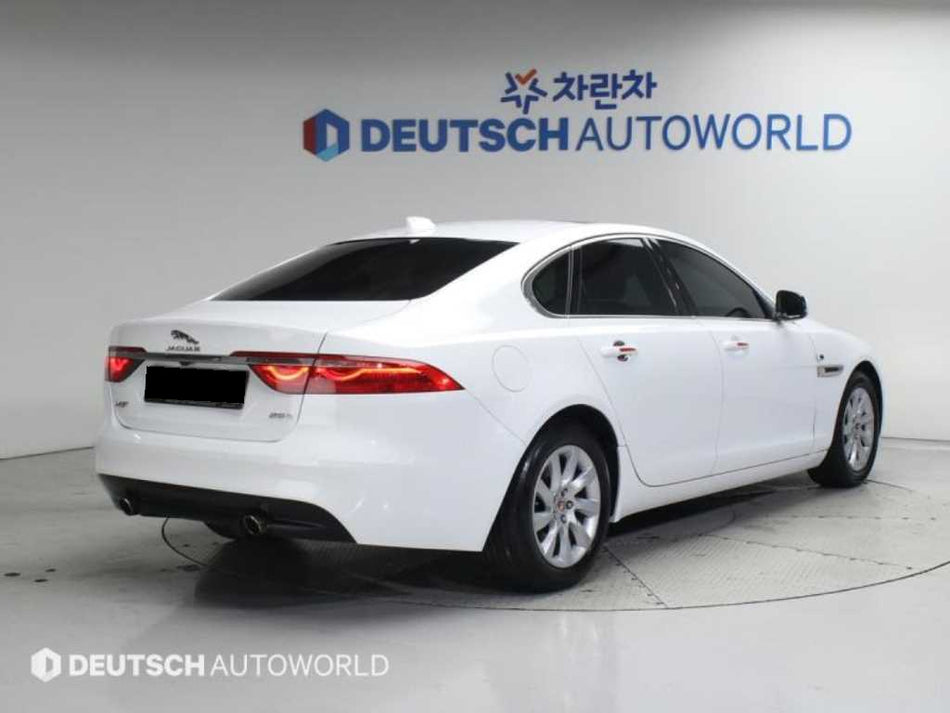 Jaguar XF — photo 02