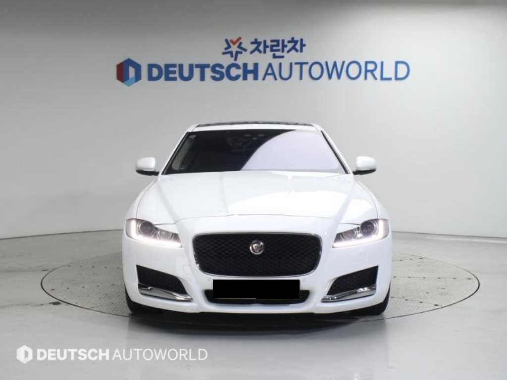 Jaguar XF — photo 03