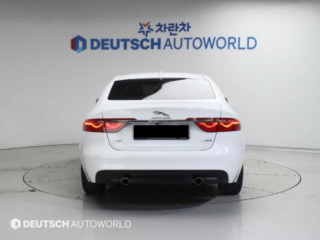 Jaguar XF — photo 04