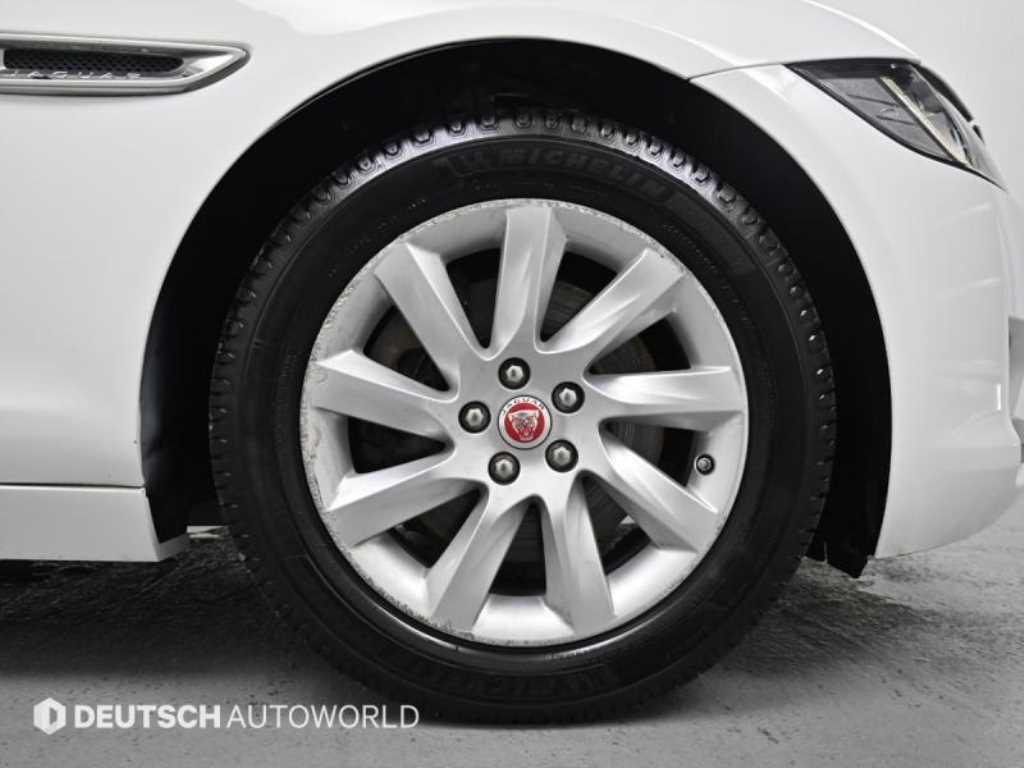 Jaguar XF — photo 05