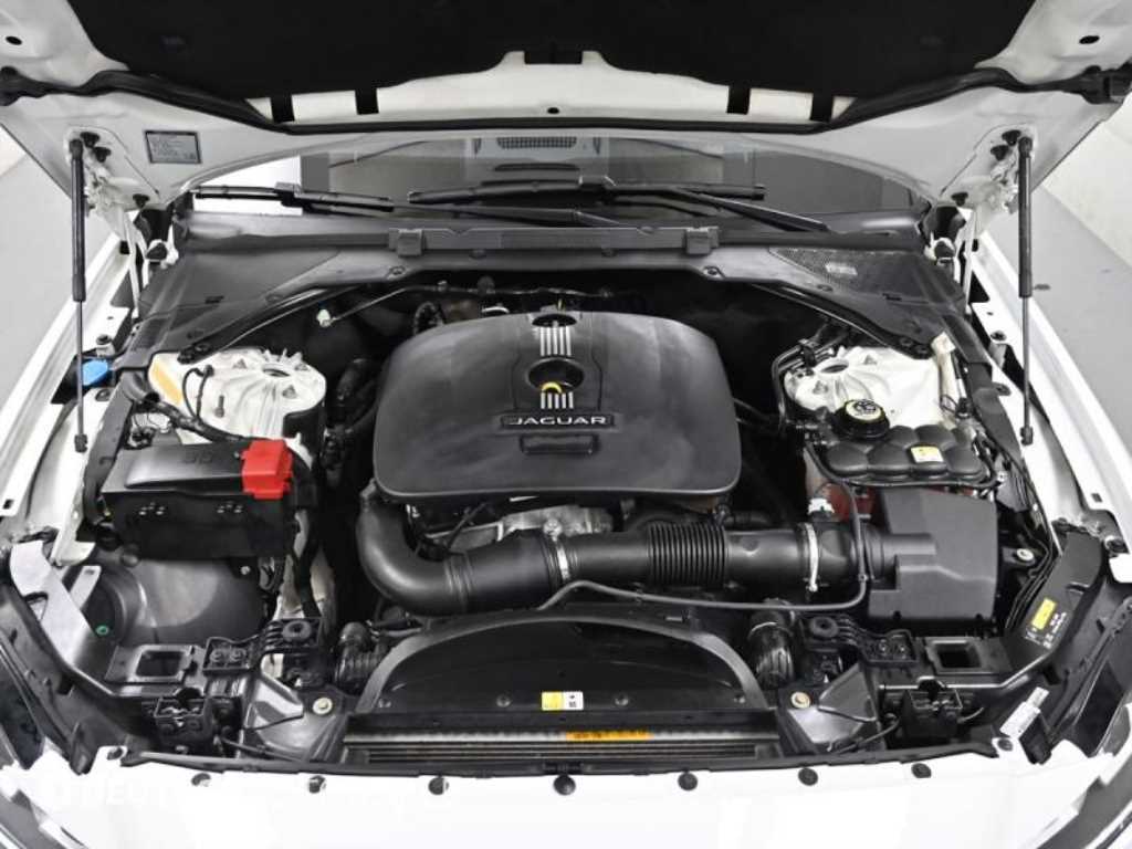 Jaguar XF — photo 06