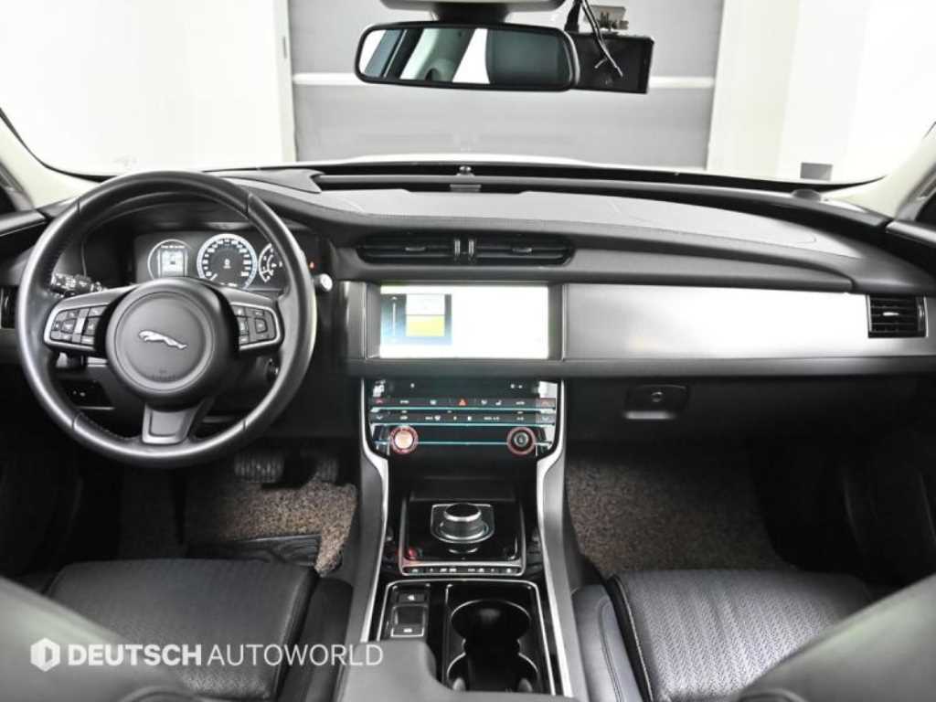 Jaguar XF — photo 07