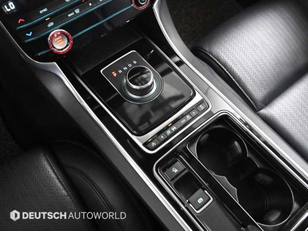 Jaguar XF — photo 09