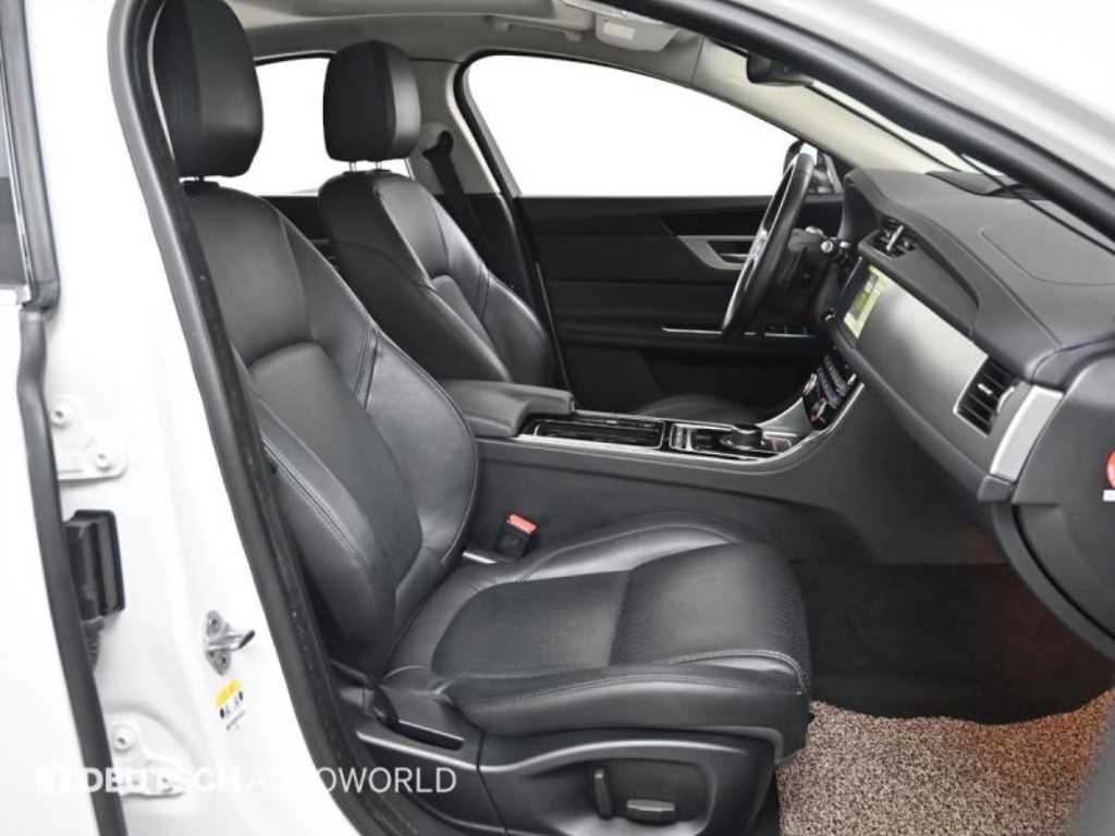 Jaguar XF — photo 10