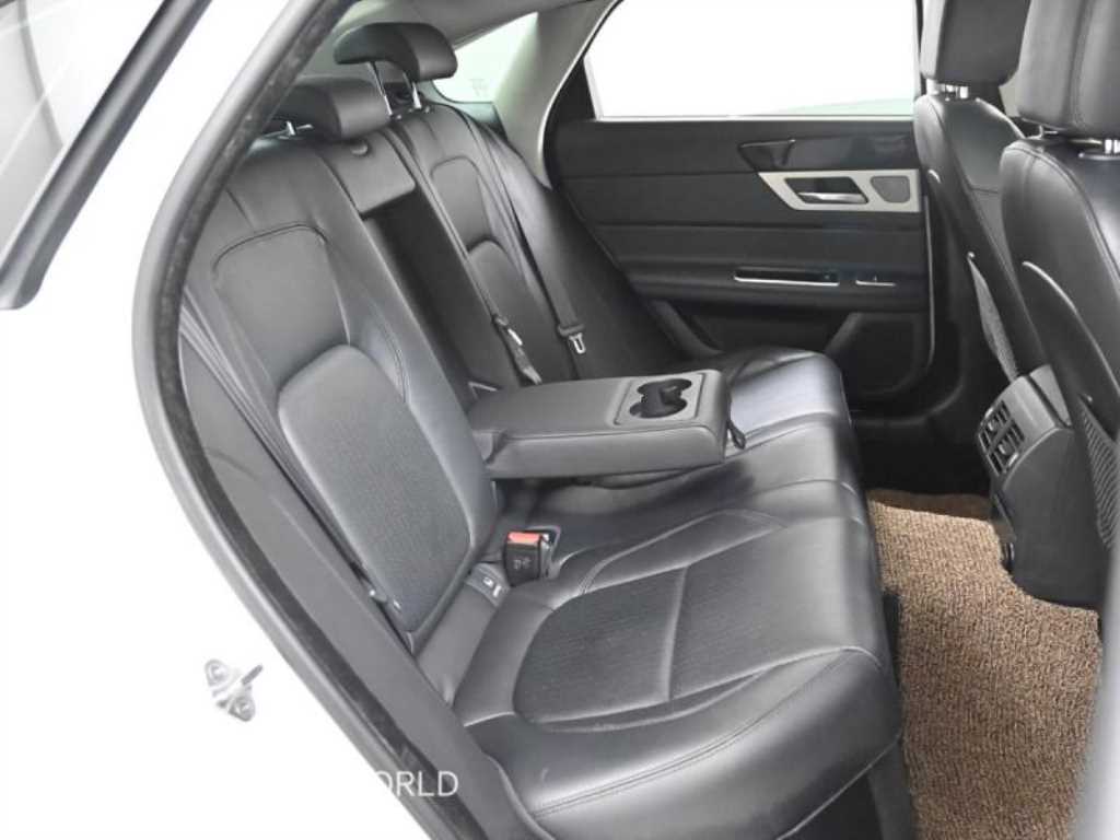 Jaguar XF — photo 12