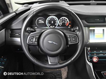 Jaguar XF — photo 13