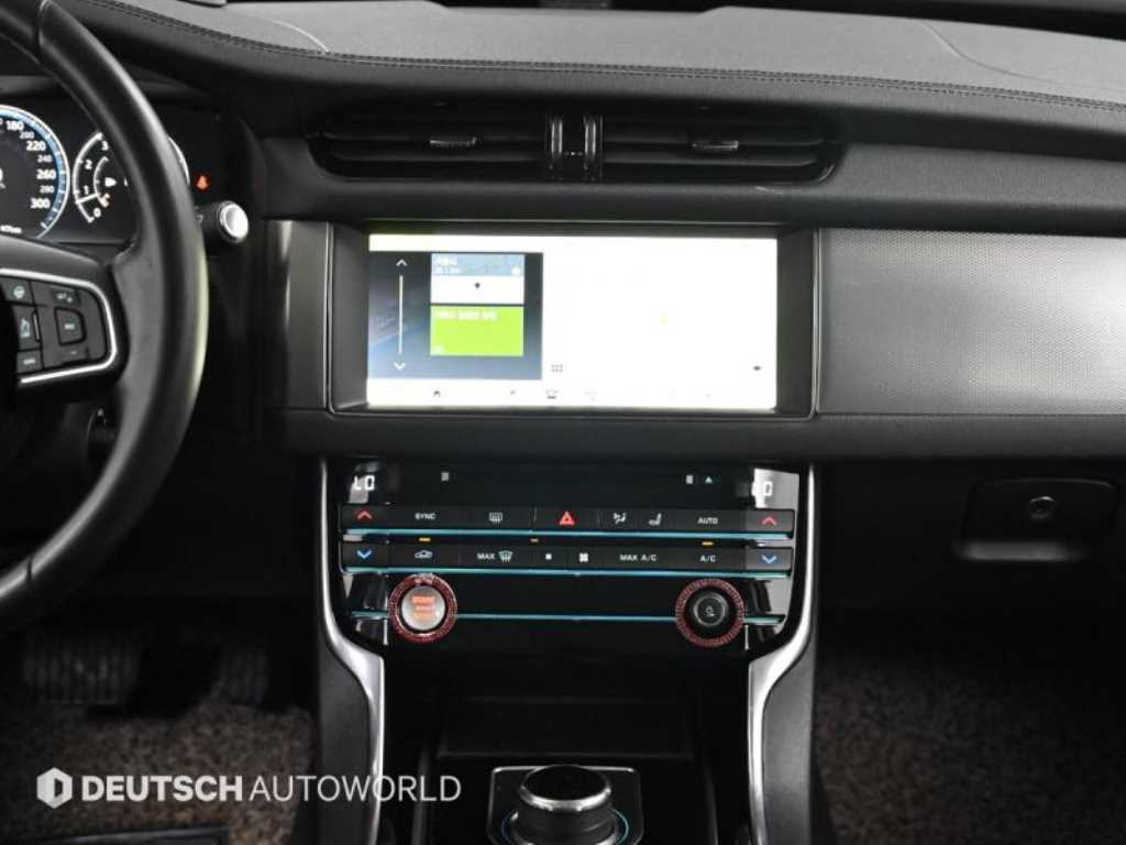 Jaguar XF — photo 14