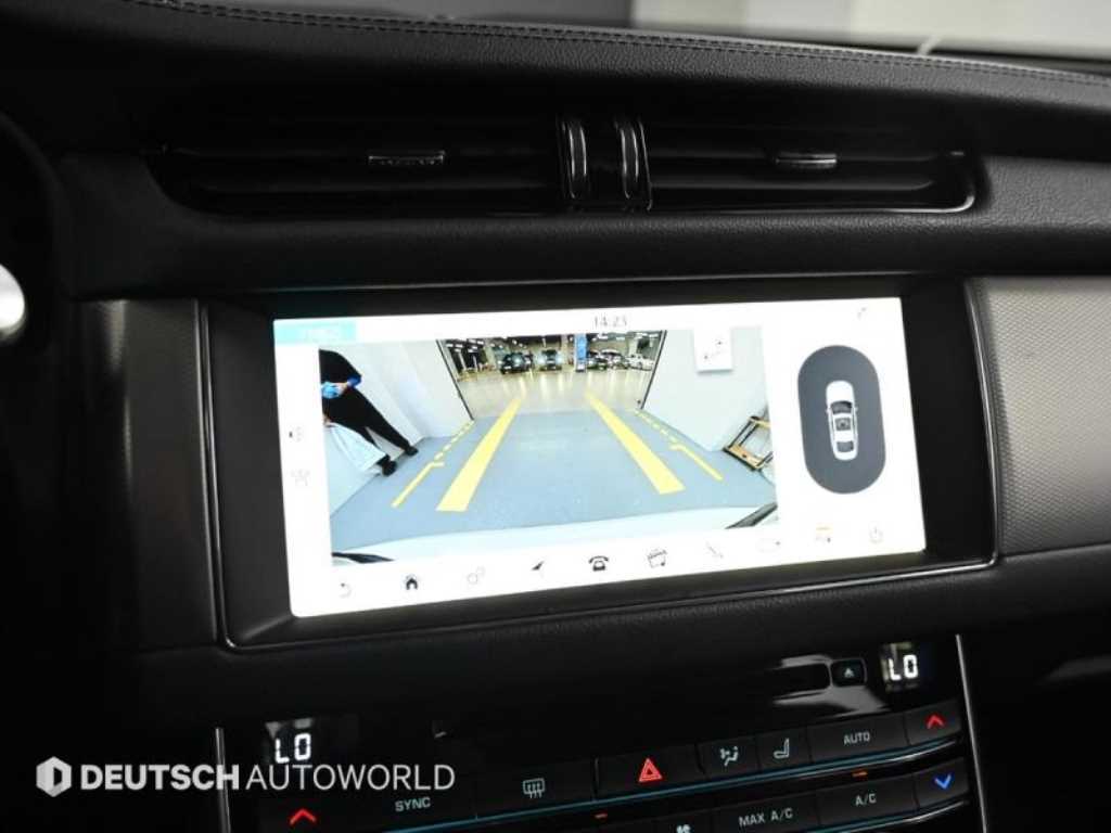 Jaguar XF — photo 15