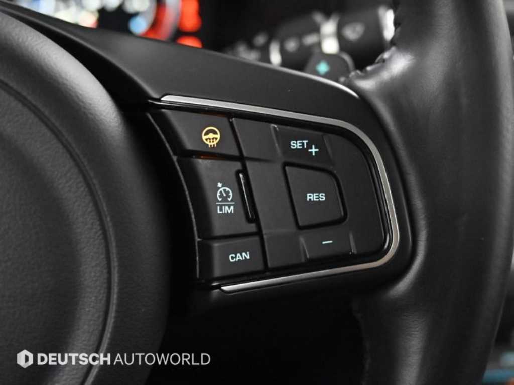 Jaguar XF — photo 17