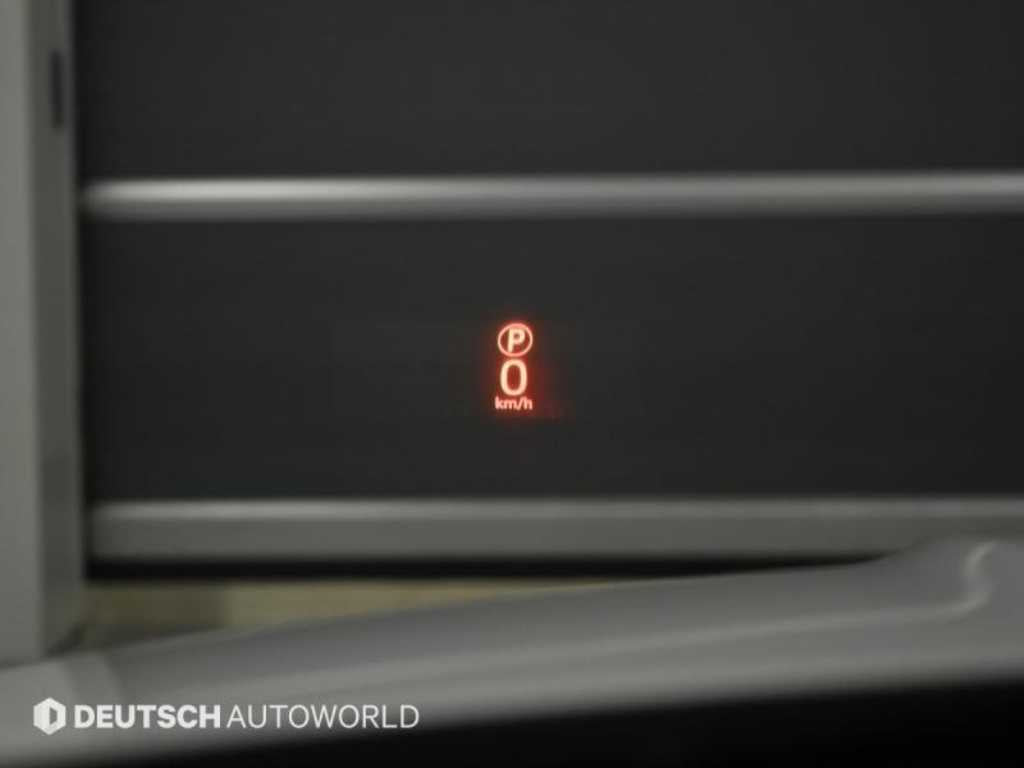 Jaguar XF — photo 18