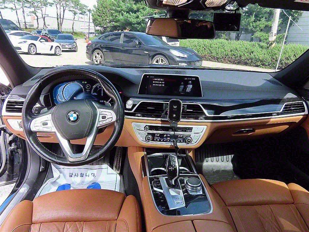 BMW 7-Series — photo 07