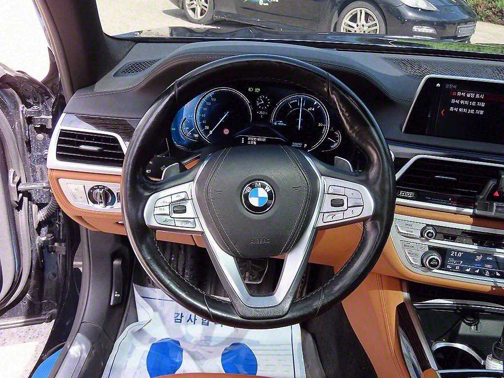 BMW 7-Series — photo 08