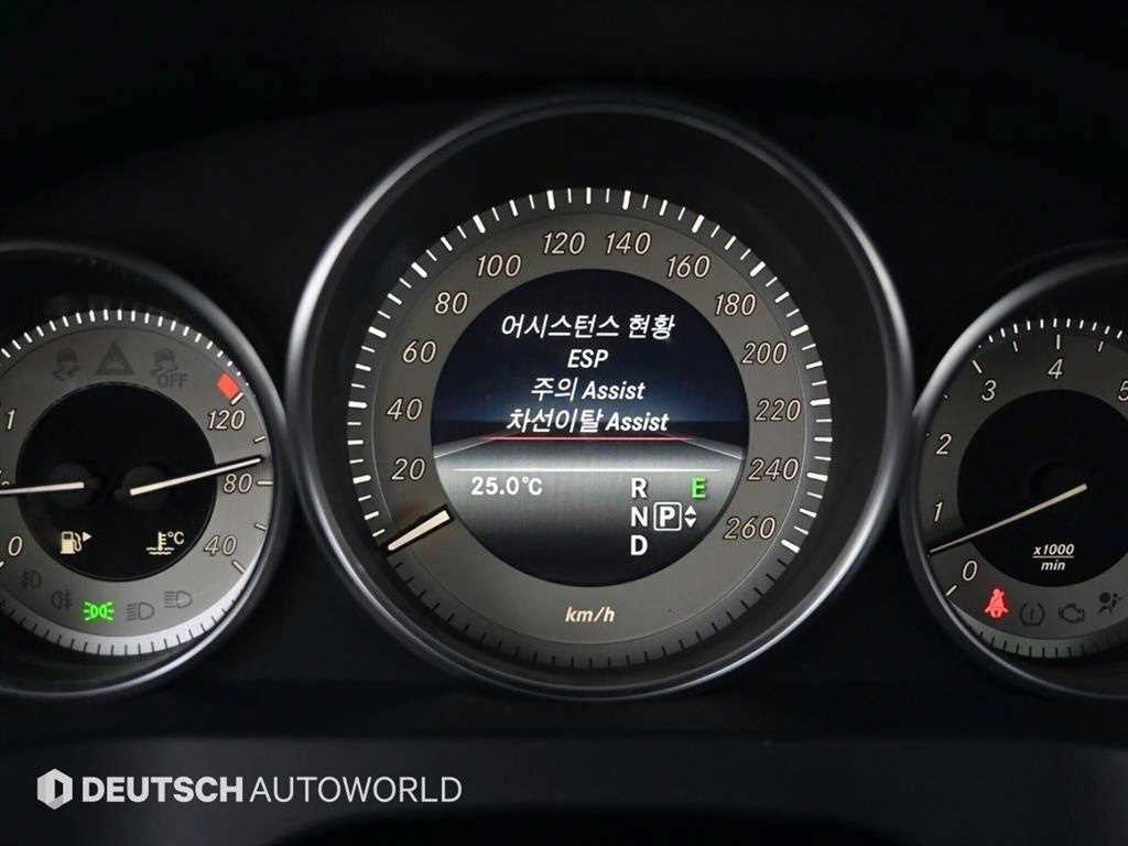 Mercedes-Benz E-Class — photo 17
