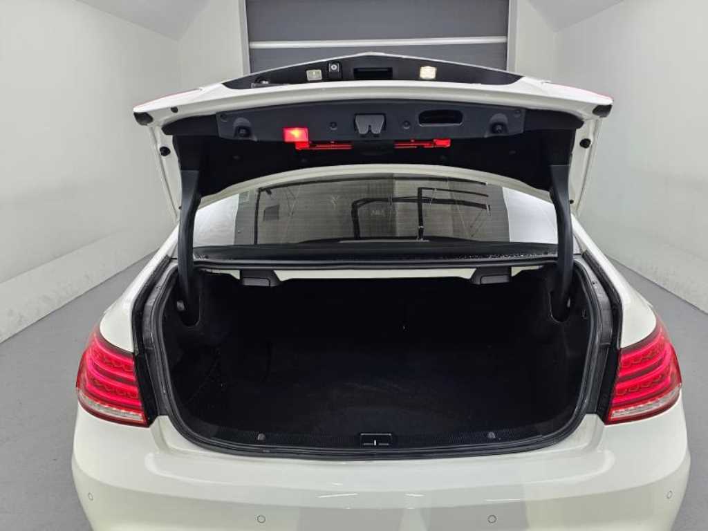 Mercedes-Benz E-Class — photo 20