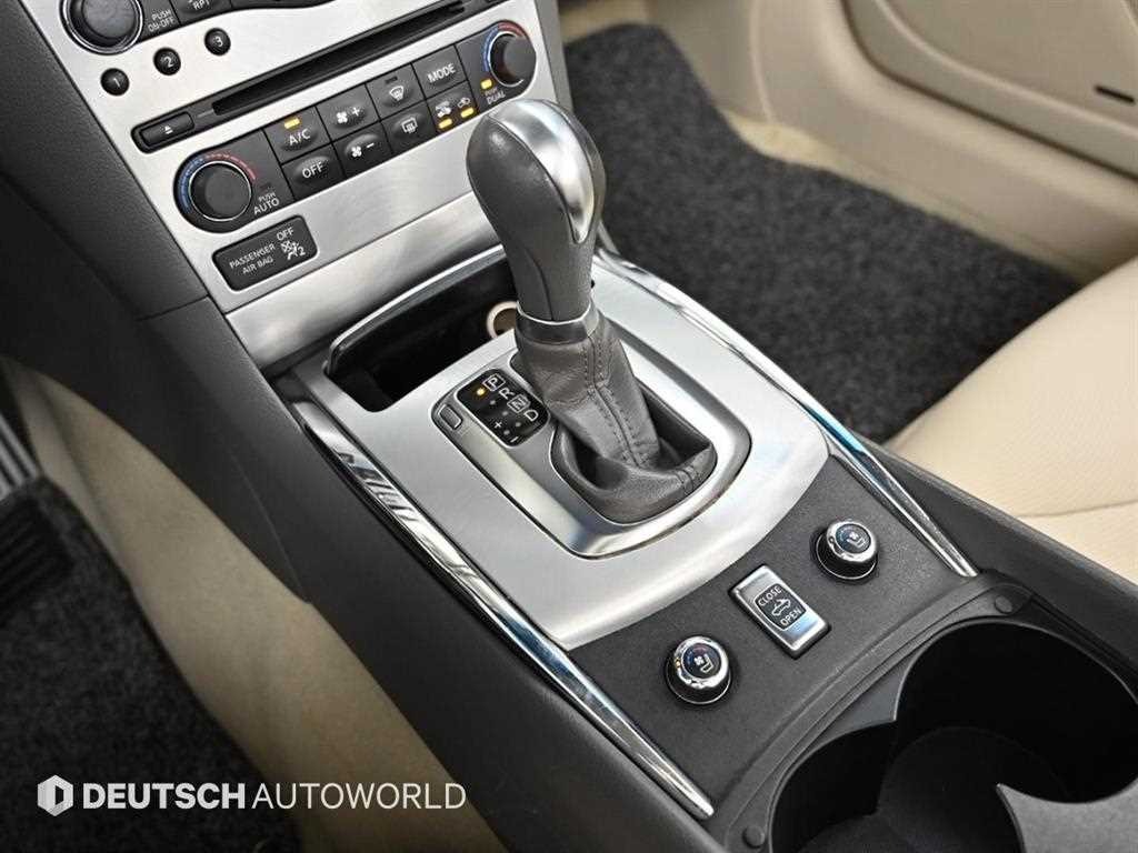 Infiniti Q60 — photo 09