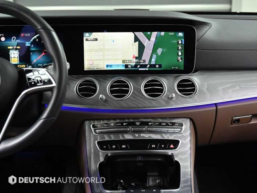 Mercedes-Benz E-Class — photo 14