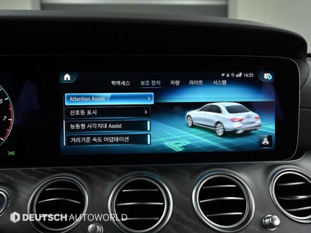 Mercedes-Benz E-Class — photo 17