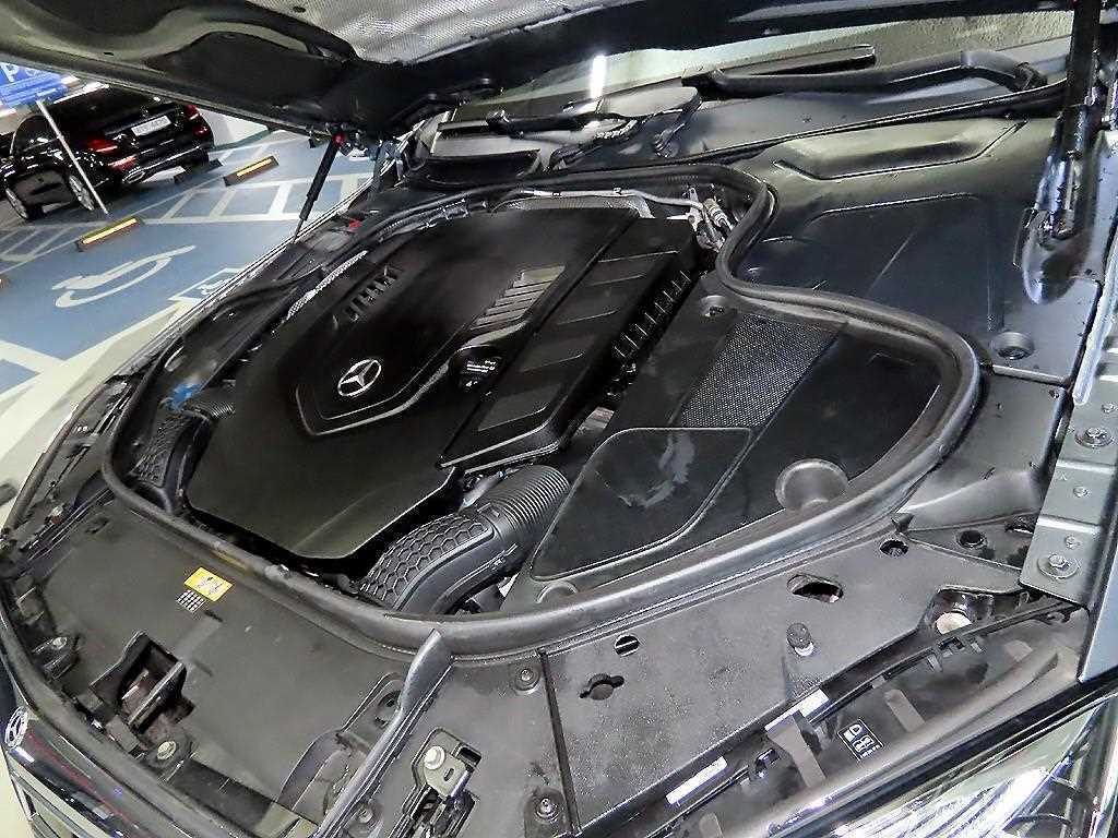 Mercedes-Benz S-Class — photo 19