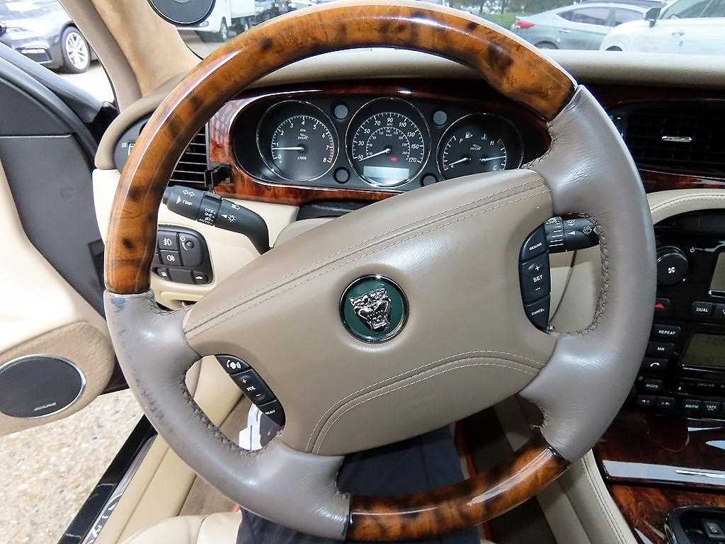Jaguar XJ-8 — photo 08