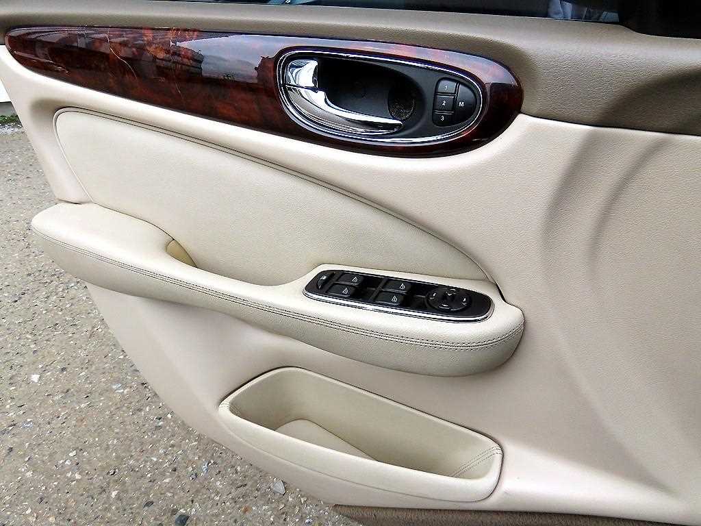 Jaguar XJ-8 — photo 11
