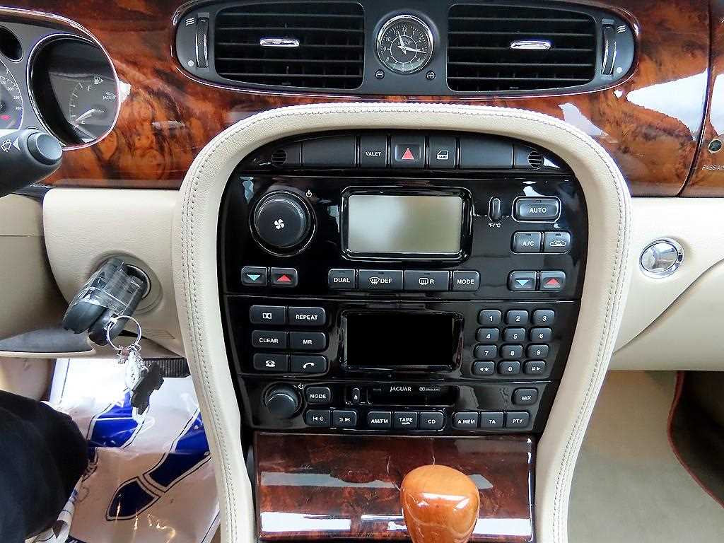 Jaguar XJ-8 — photo 13