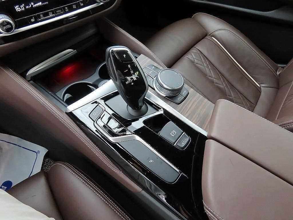 BMW 5-Series — photo 11