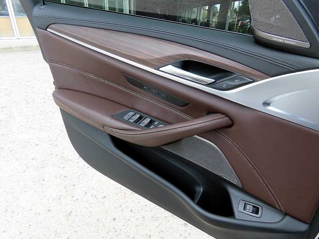 BMW 5-Series — photo 12