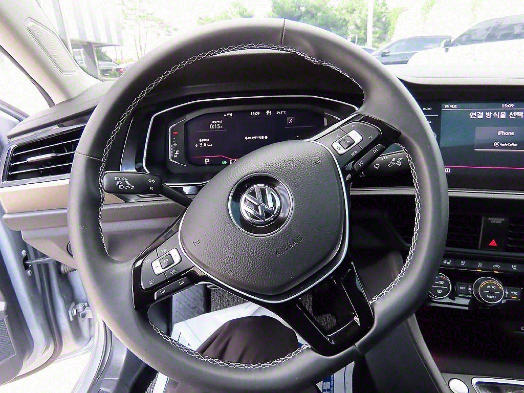 Volkswagen Jetta — photo 08