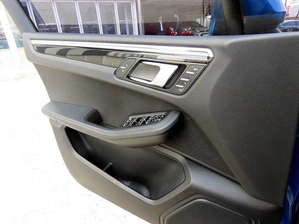 Porsche Macan — photo 11
