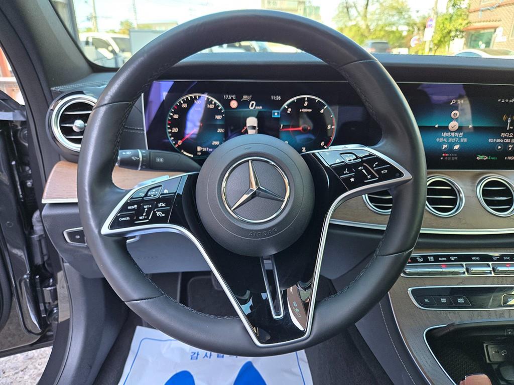 Mercedes-Benz E-Class — photo 07