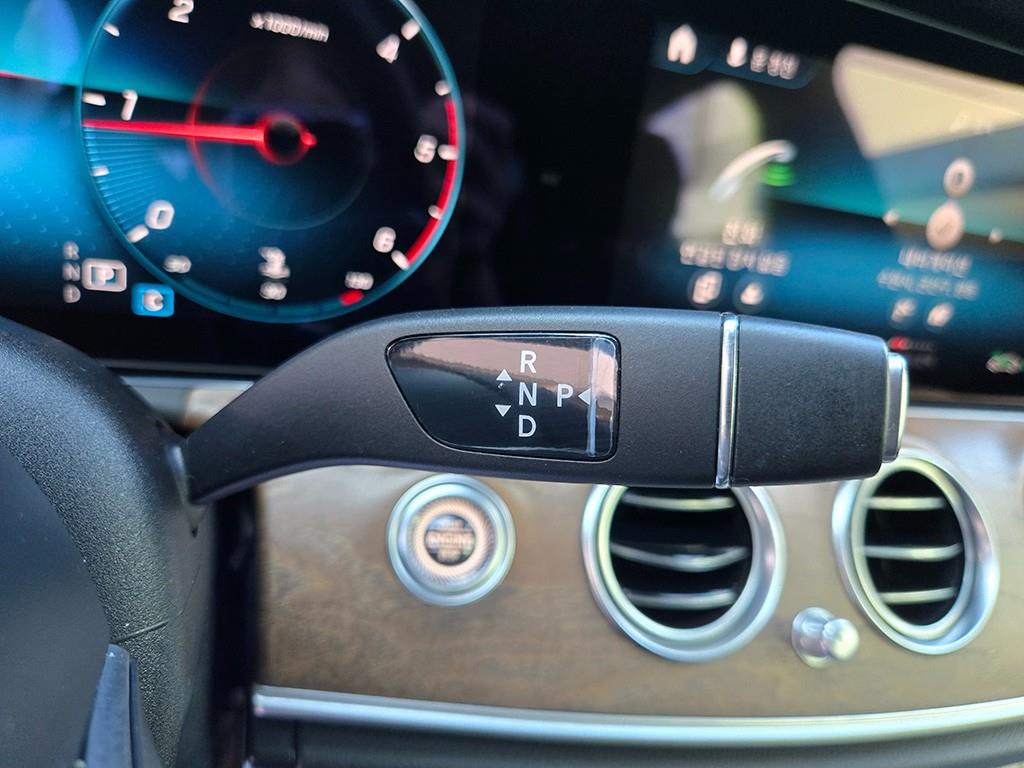 Mercedes-Benz E-Class — photo 11