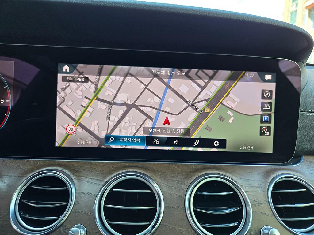Mercedes-Benz E-Class — photo 16