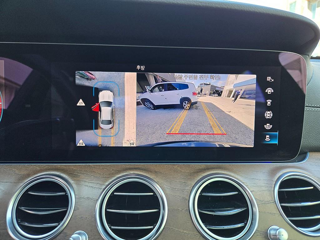 Mercedes-Benz E-Class — photo 17