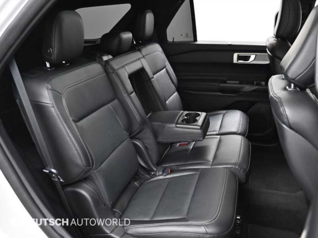 Ford Explorer — photo 12