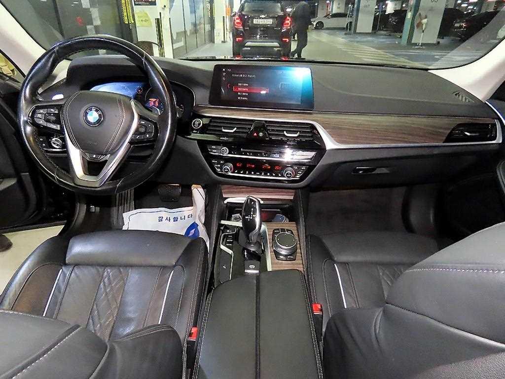 BMW 5-Series — photo 10