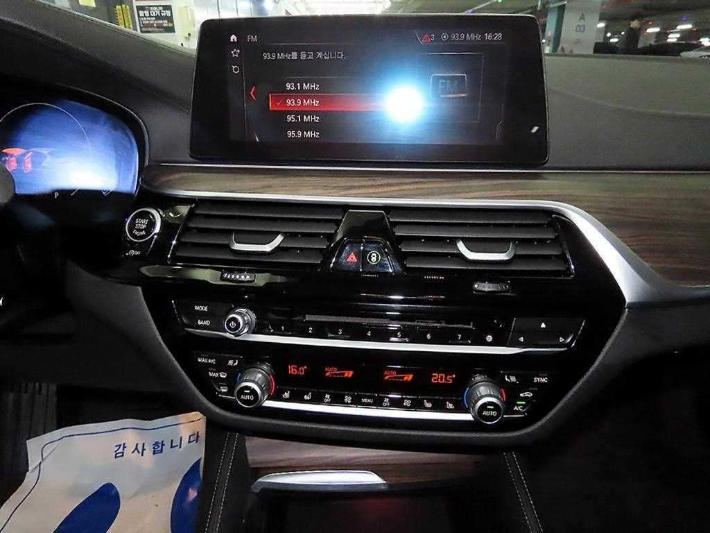 BMW 5-Series — photo 11