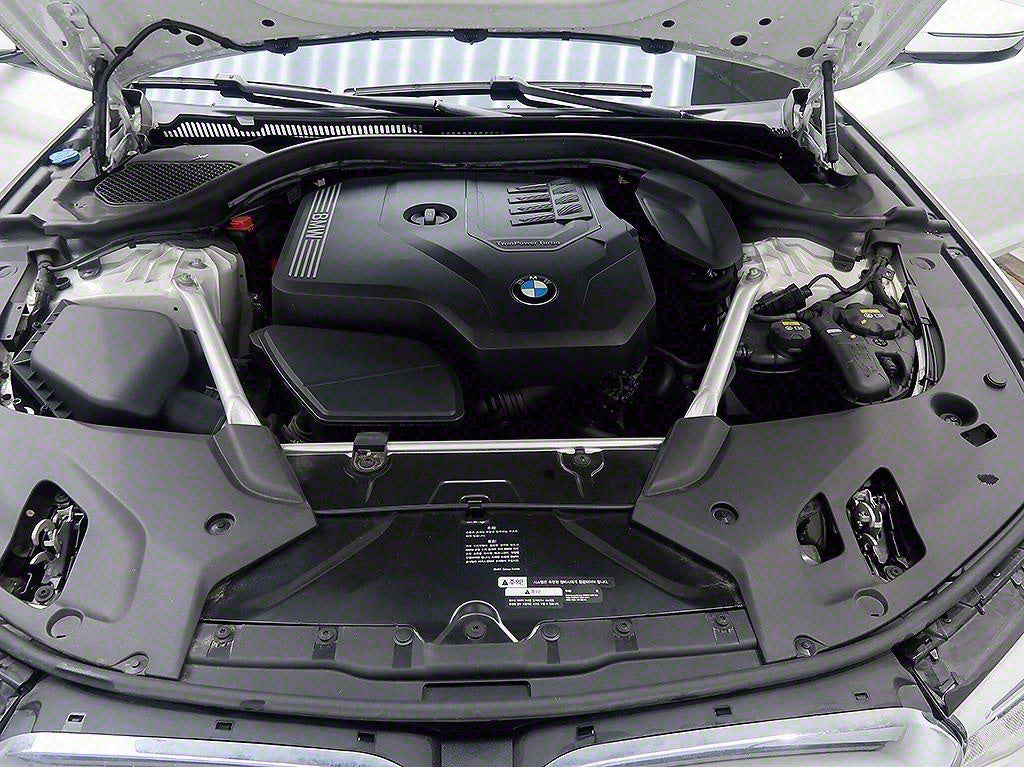 BMW 5-Series — photo 07