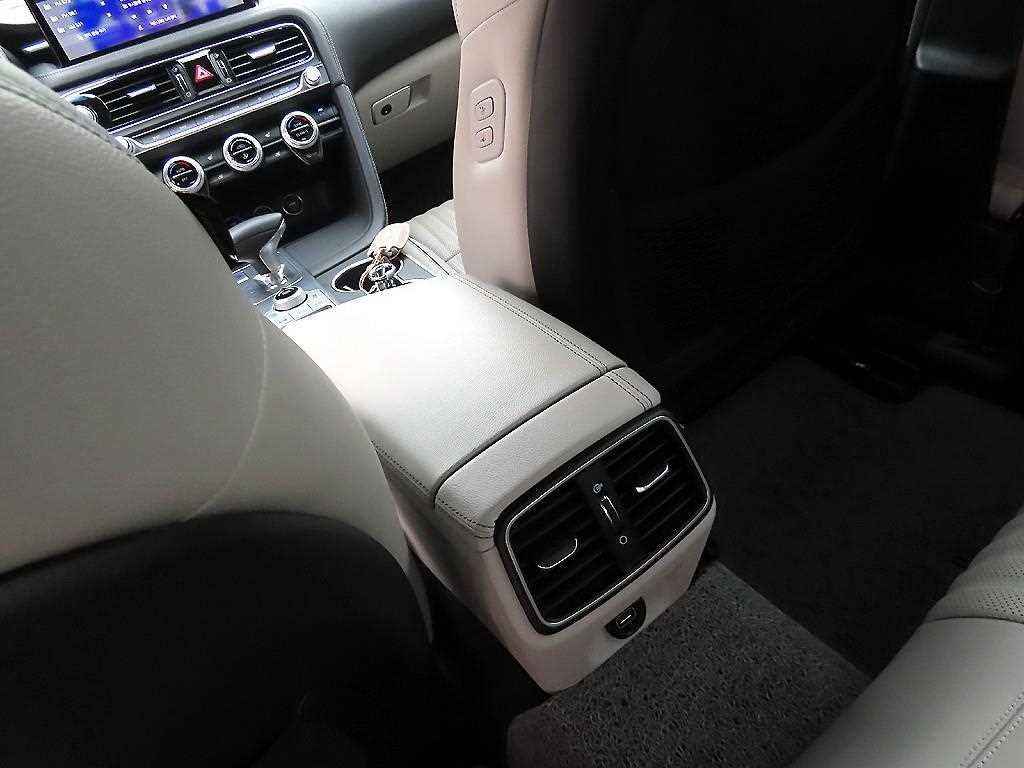 Genesis G70 — photo 16