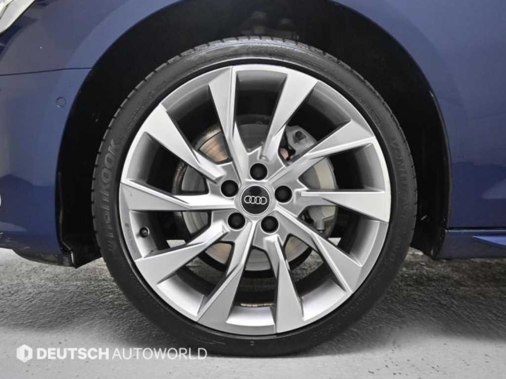 Audi A4 — photo 05