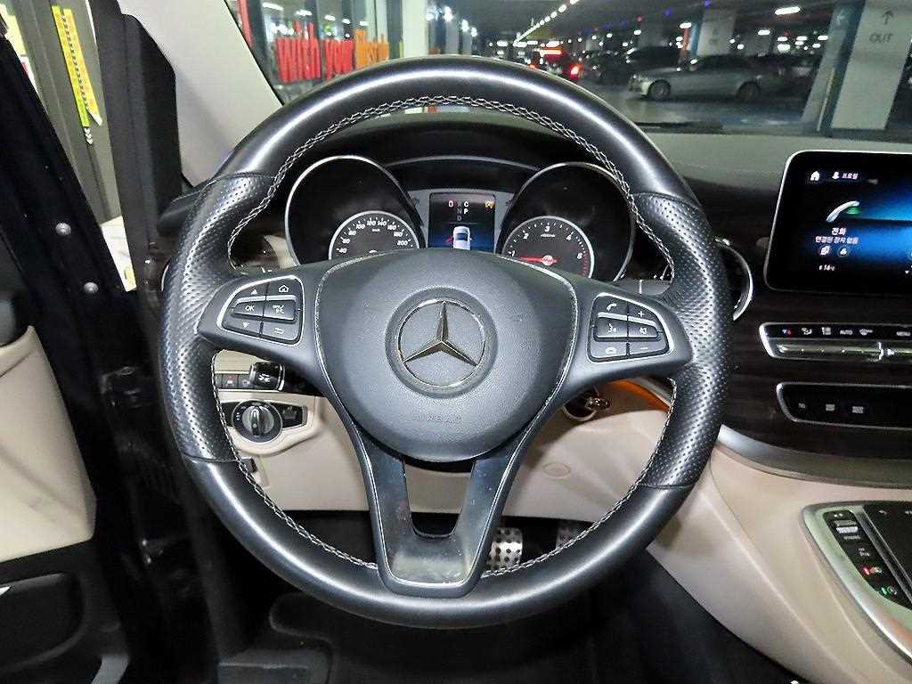 Mercedes-Benz V-Class — photo 08