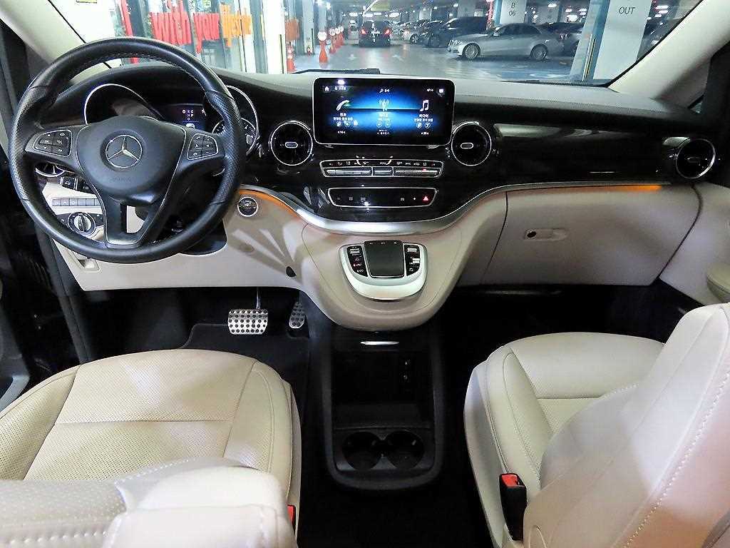 Mercedes-Benz V-Class — photo 10