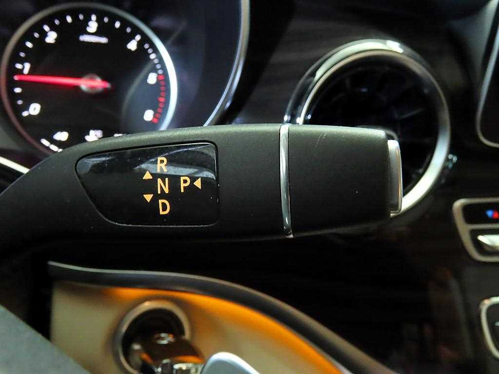 Mercedes-Benz V-Class — photo 12