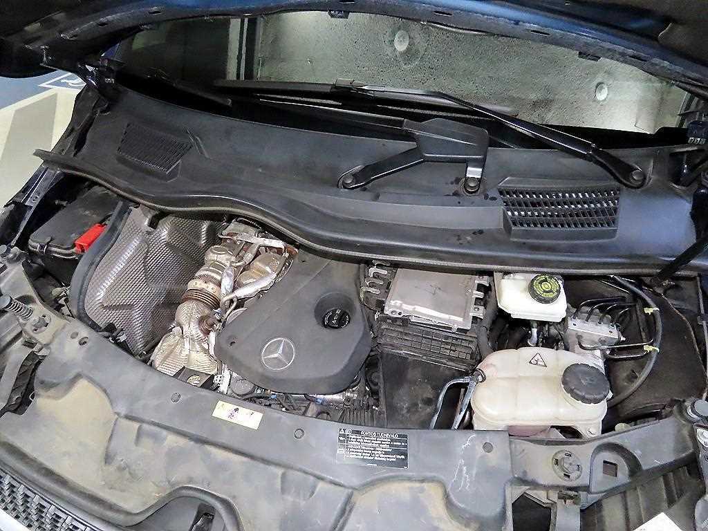 Mercedes-Benz V-Class — photo 19