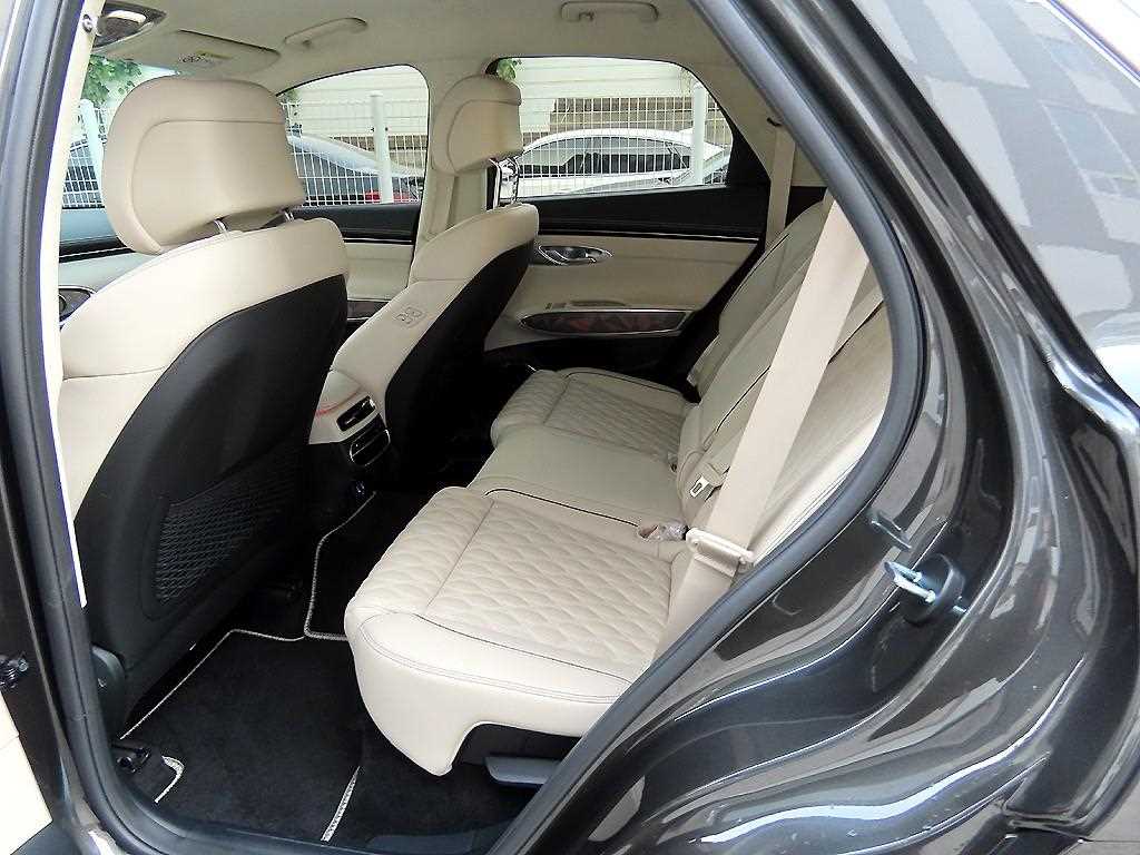 Genesis GV70 — photo 06